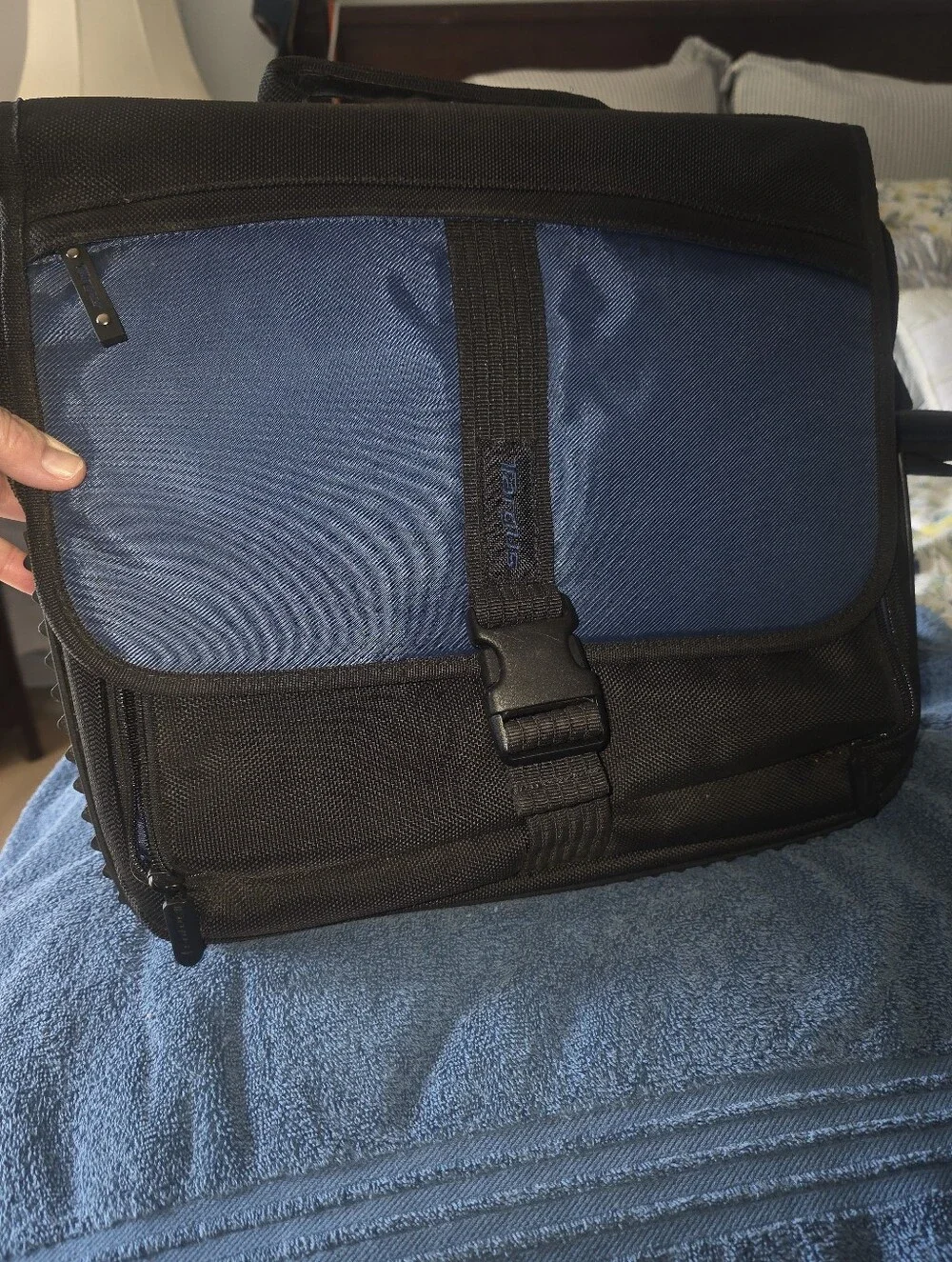 Targus Blue & Black Laptop Shoulder Messenger Bag With Partitions